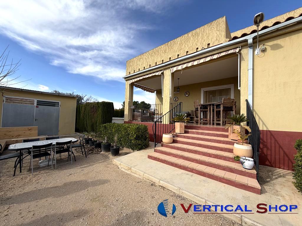 For sale of chalet in Caudete