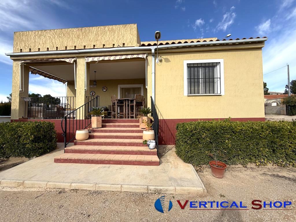 For sale of chalet in Caudete