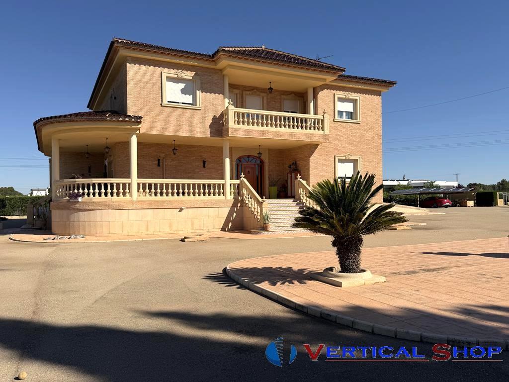 For sale of chalet in Yecla