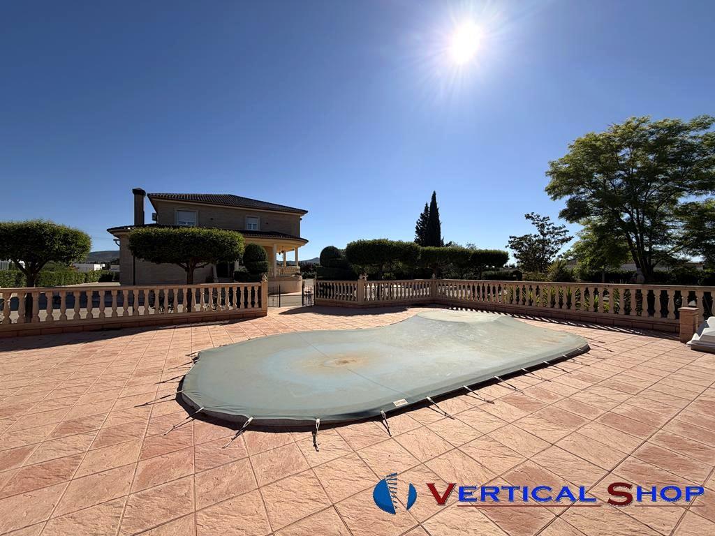 For sale of chalet in Yecla