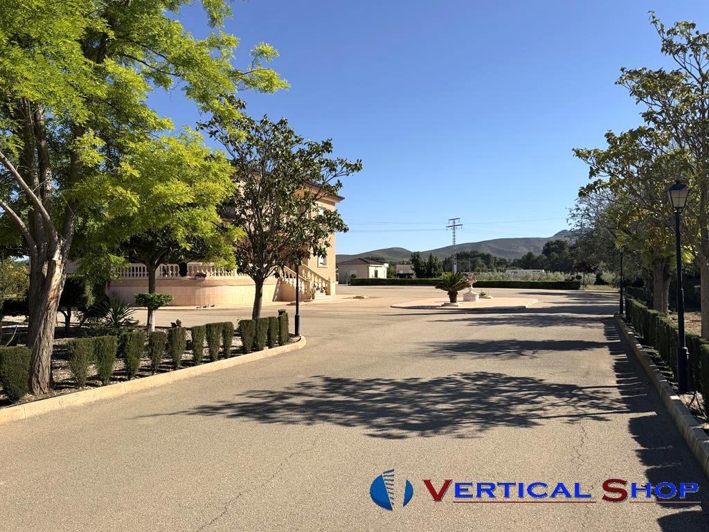 For sale of chalet in Yecla