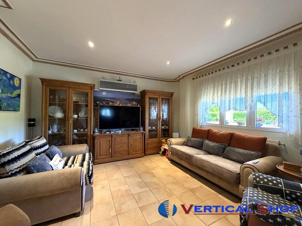 For sale of chalet in Yecla