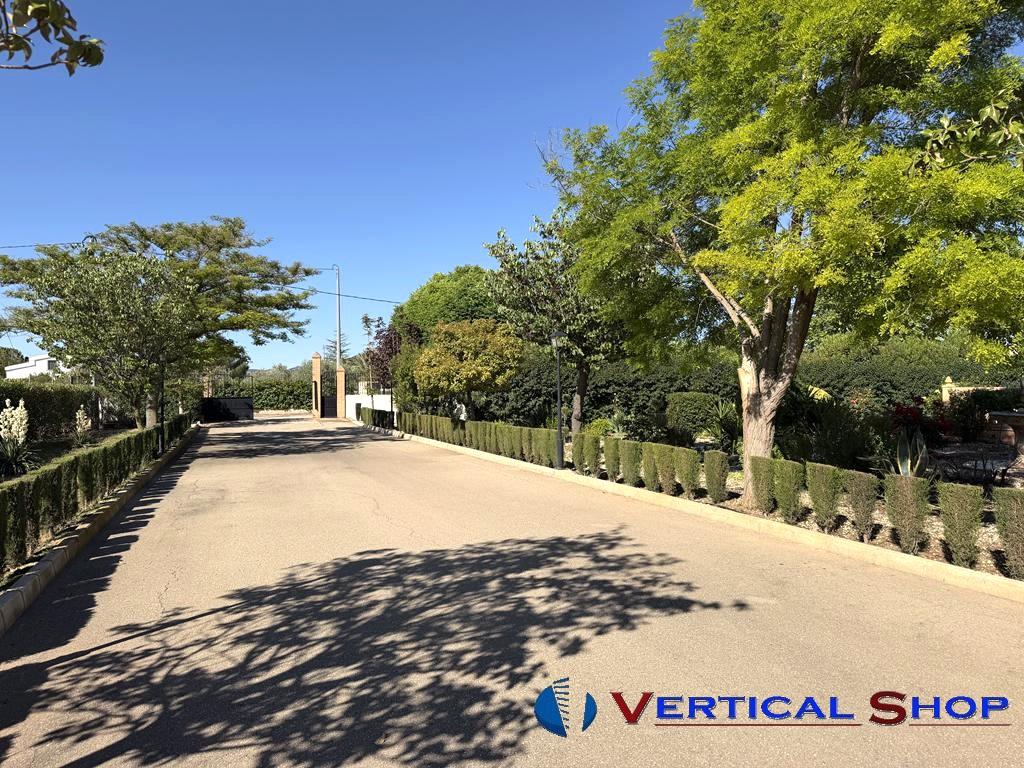 For sale of chalet in Yecla