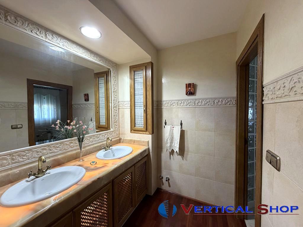 For sale of chalet in Yecla