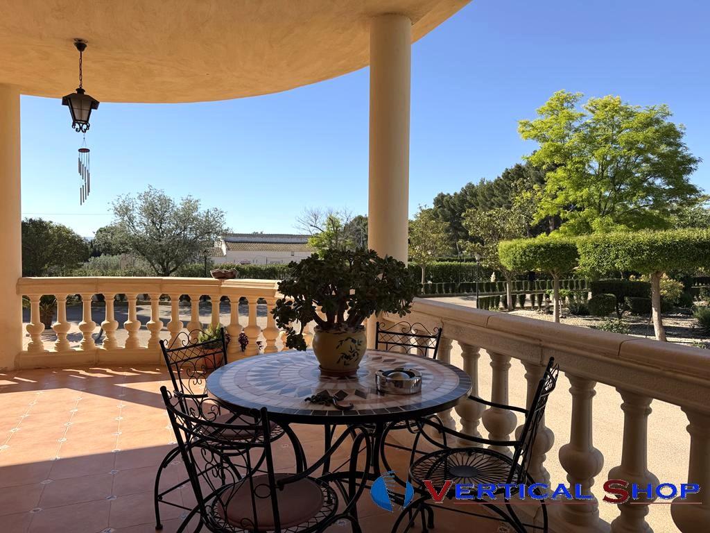 For sale of chalet in Yecla