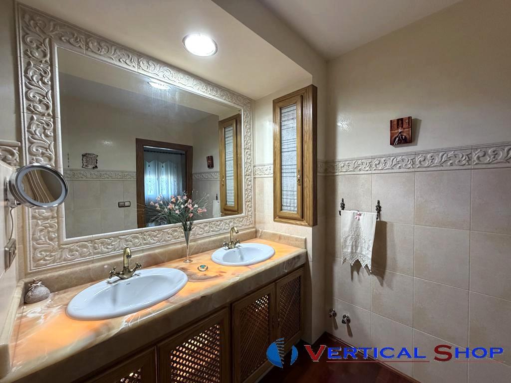 For sale of chalet in Yecla