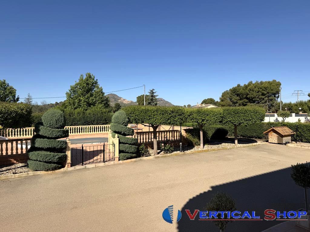 For sale of chalet in Yecla