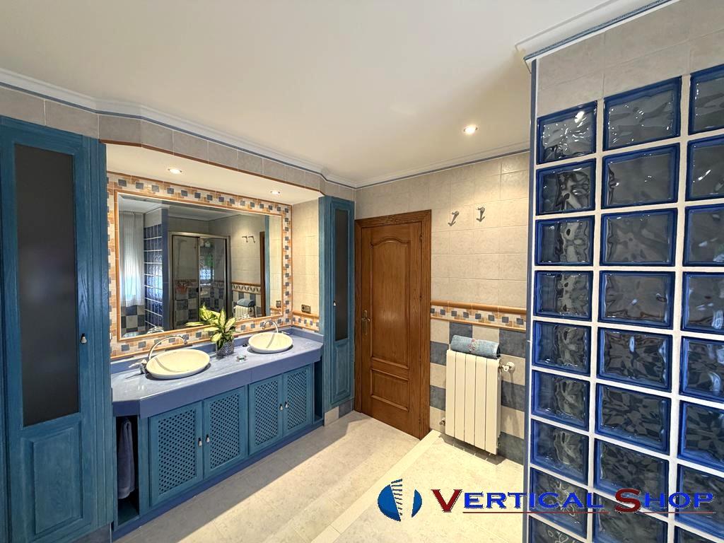 For sale of chalet in Yecla