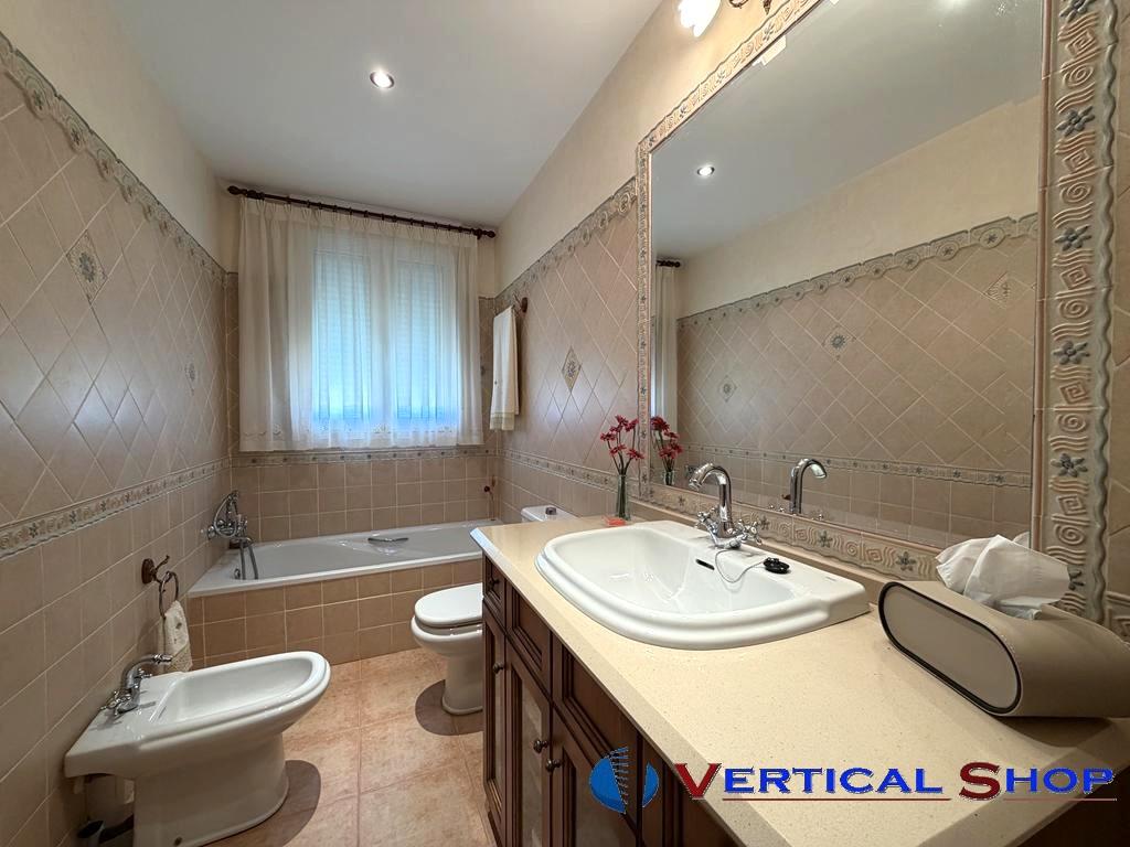 For sale of chalet in Yecla