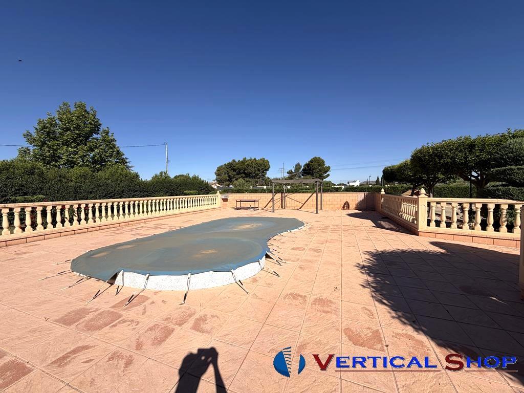 For sale of chalet in Yecla