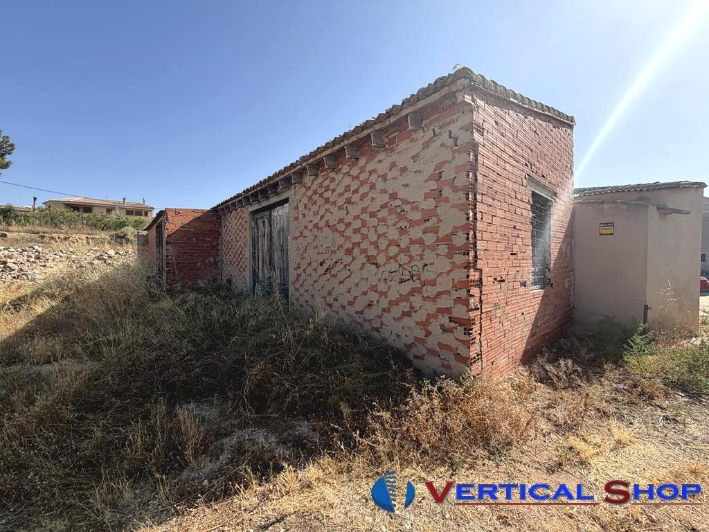 For sale of land in Caudete
