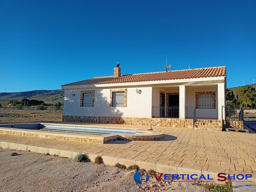 For sale of chalet in Caudete