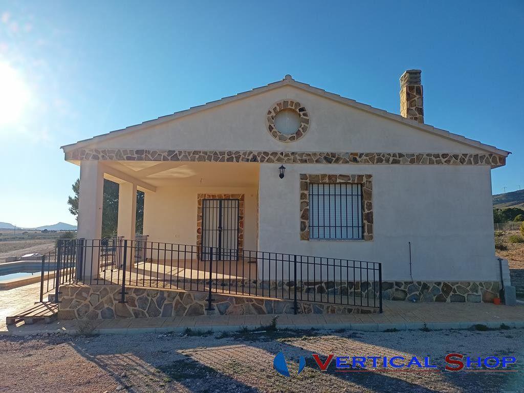 For sale of chalet in Caudete