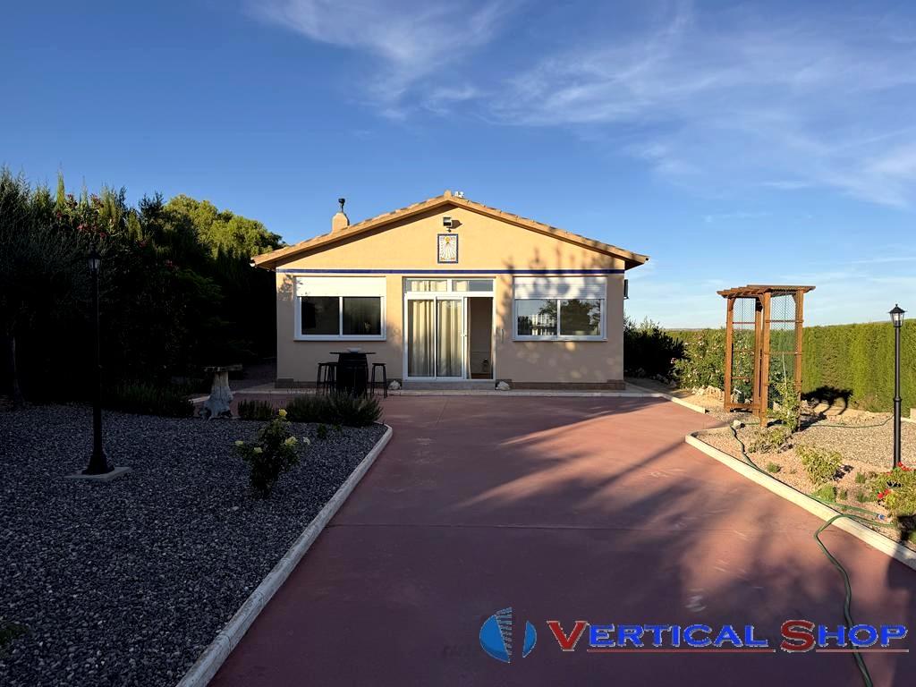 For sale of chalet in Caudete