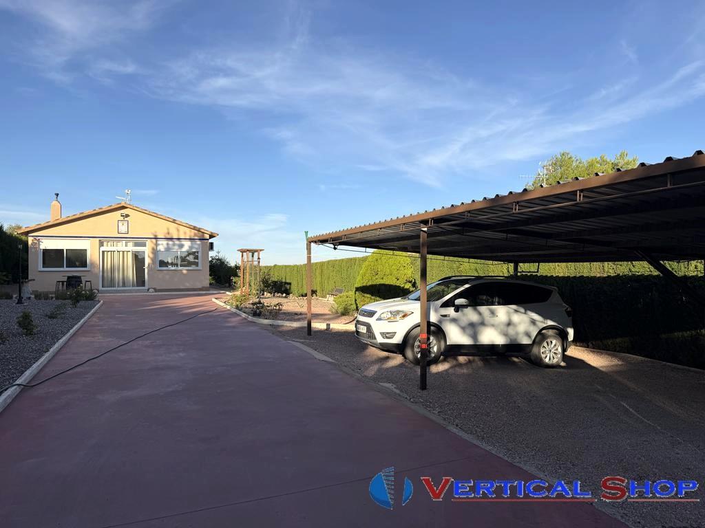 For sale of chalet in Caudete
