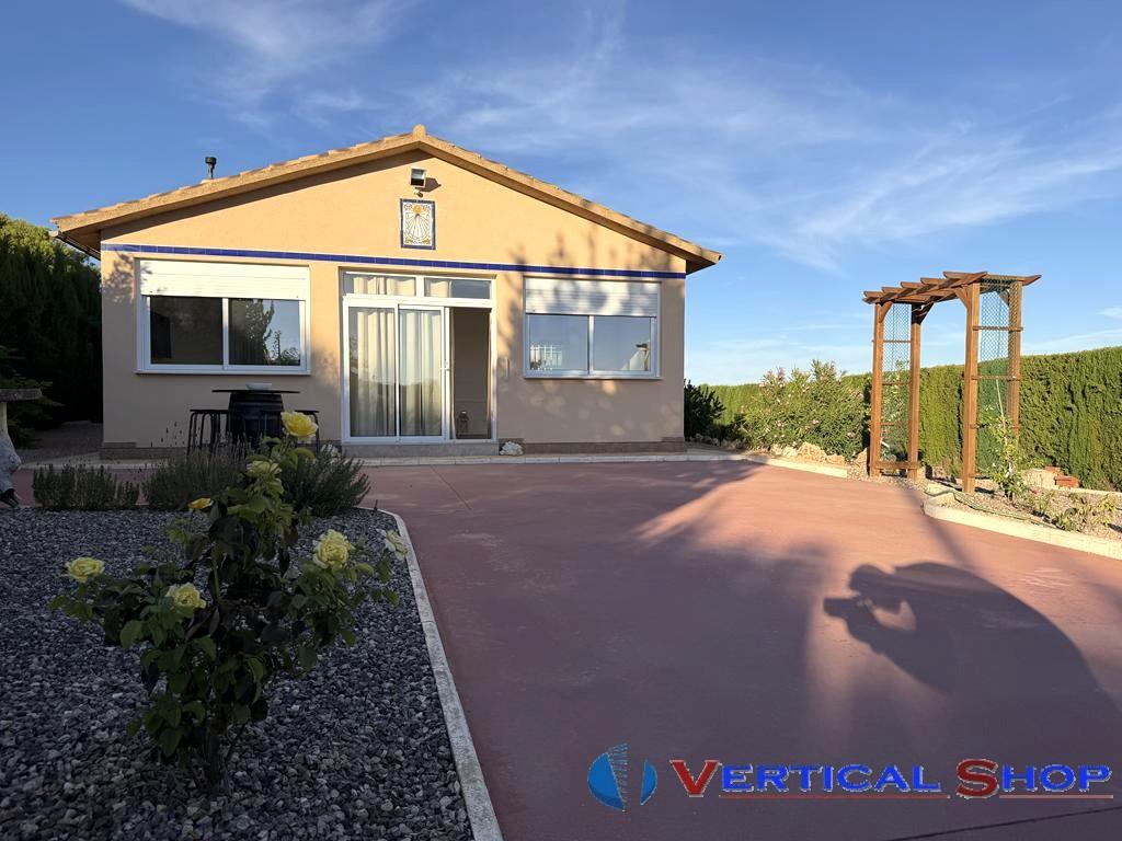 For sale of chalet in Caudete