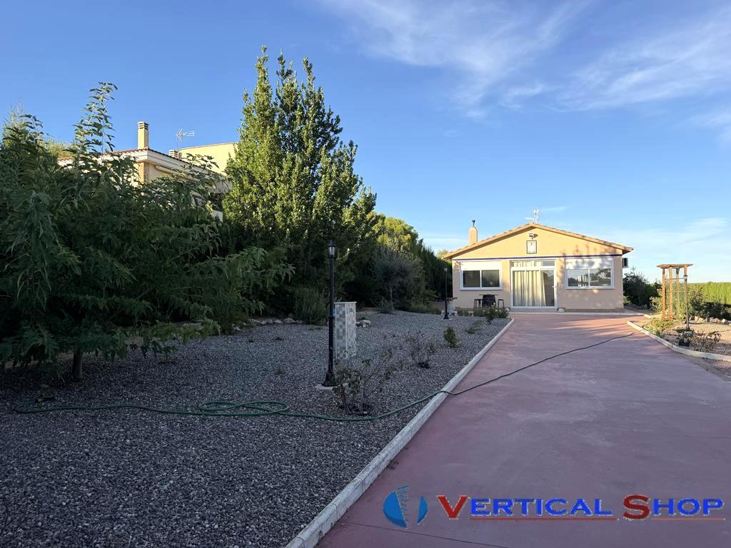 For sale of chalet in Caudete