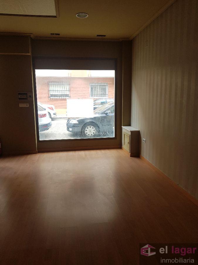 For rent of commercial in Montijo