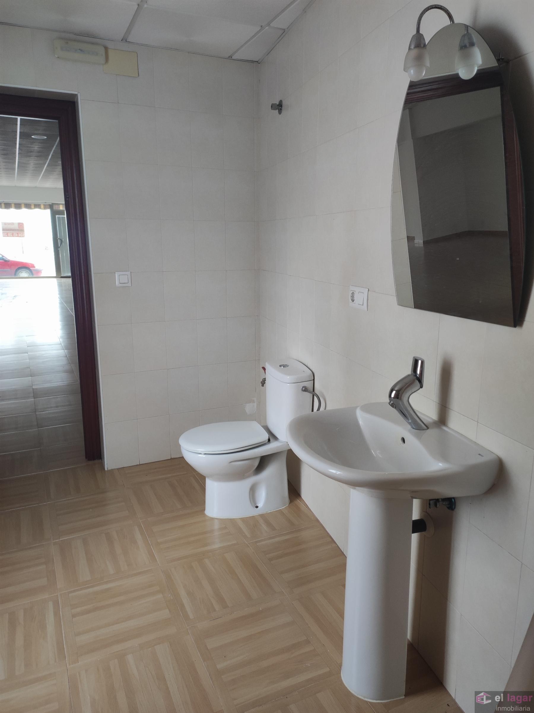 For rent of commercial in Montijo