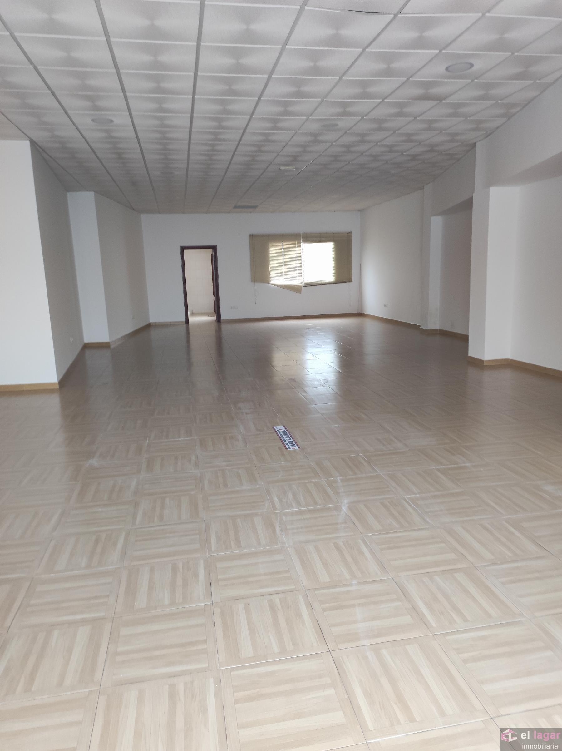 For rent of commercial in Montijo