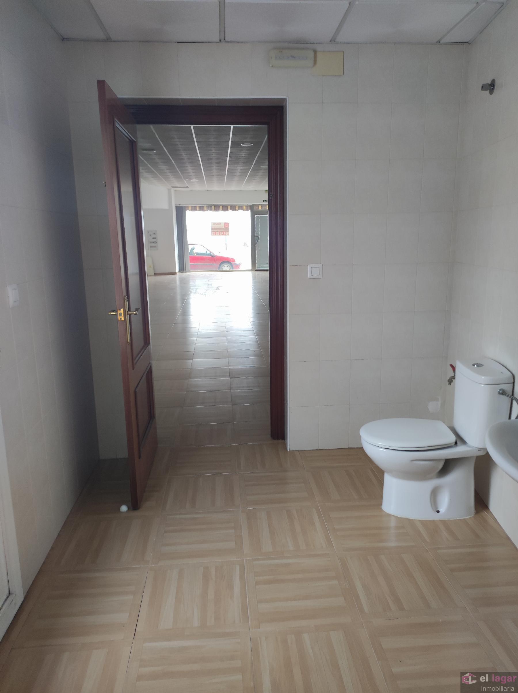 For rent of commercial in Montijo