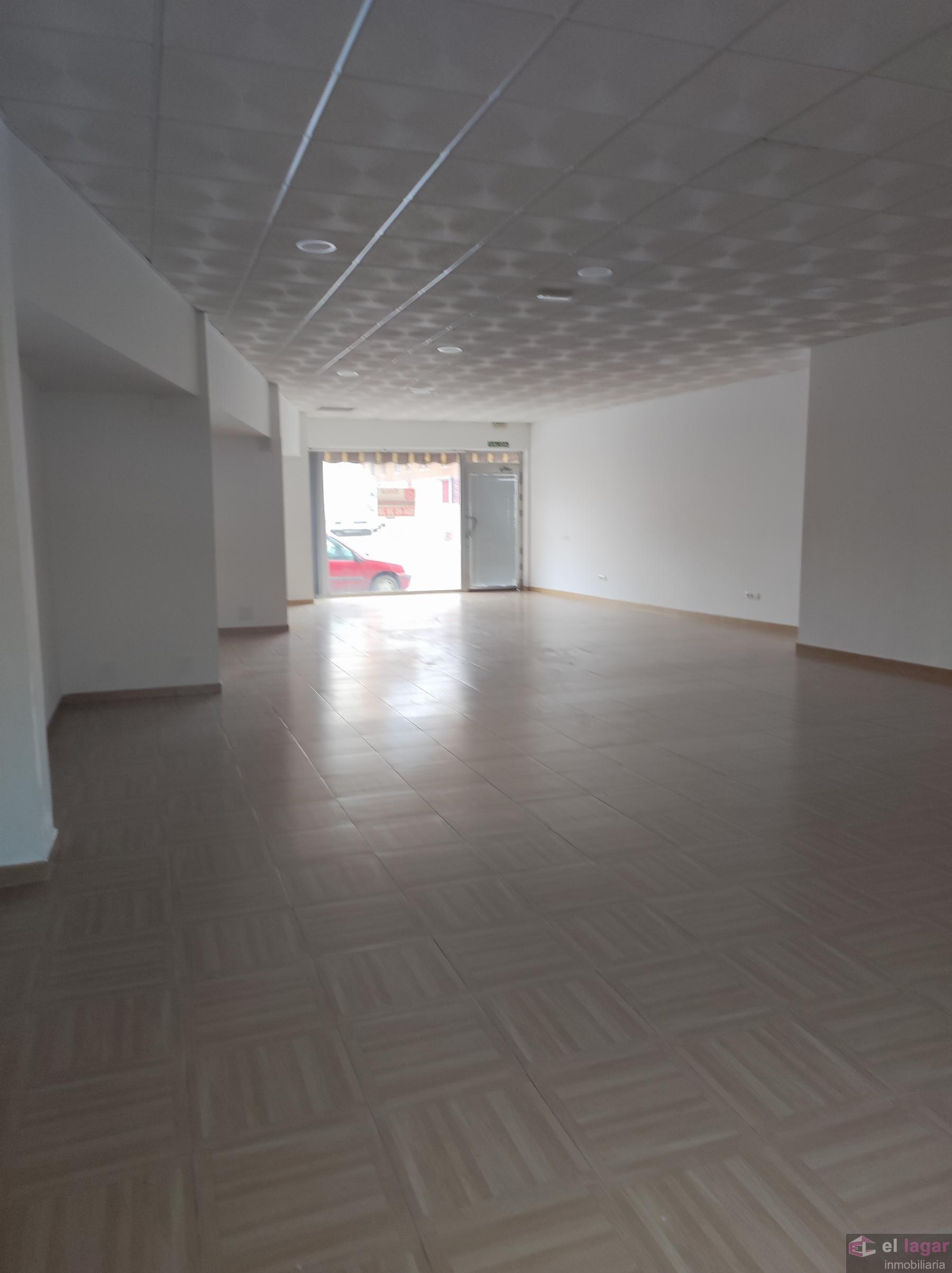 For rent of commercial in Montijo