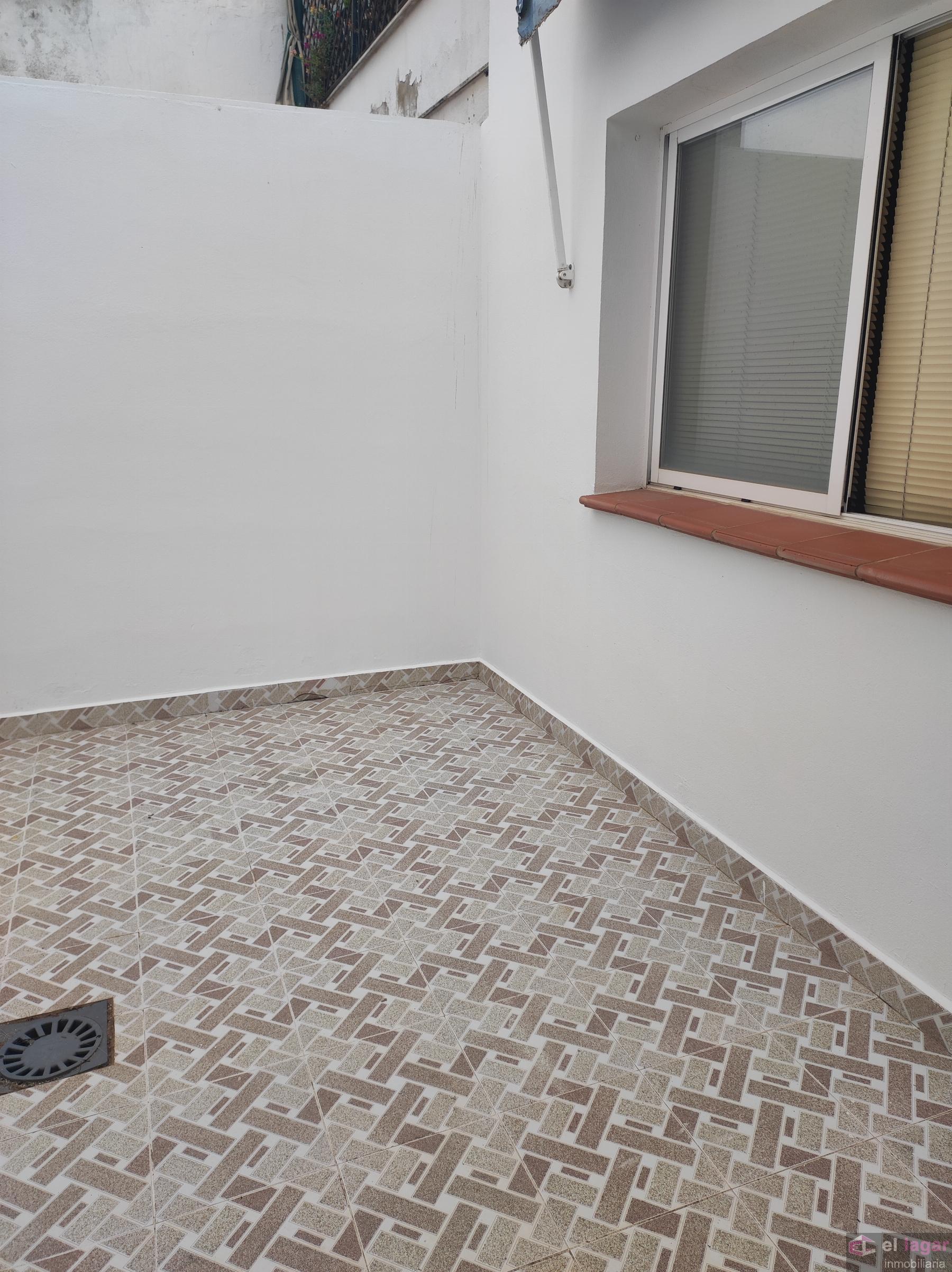 For rent of commercial in Montijo
