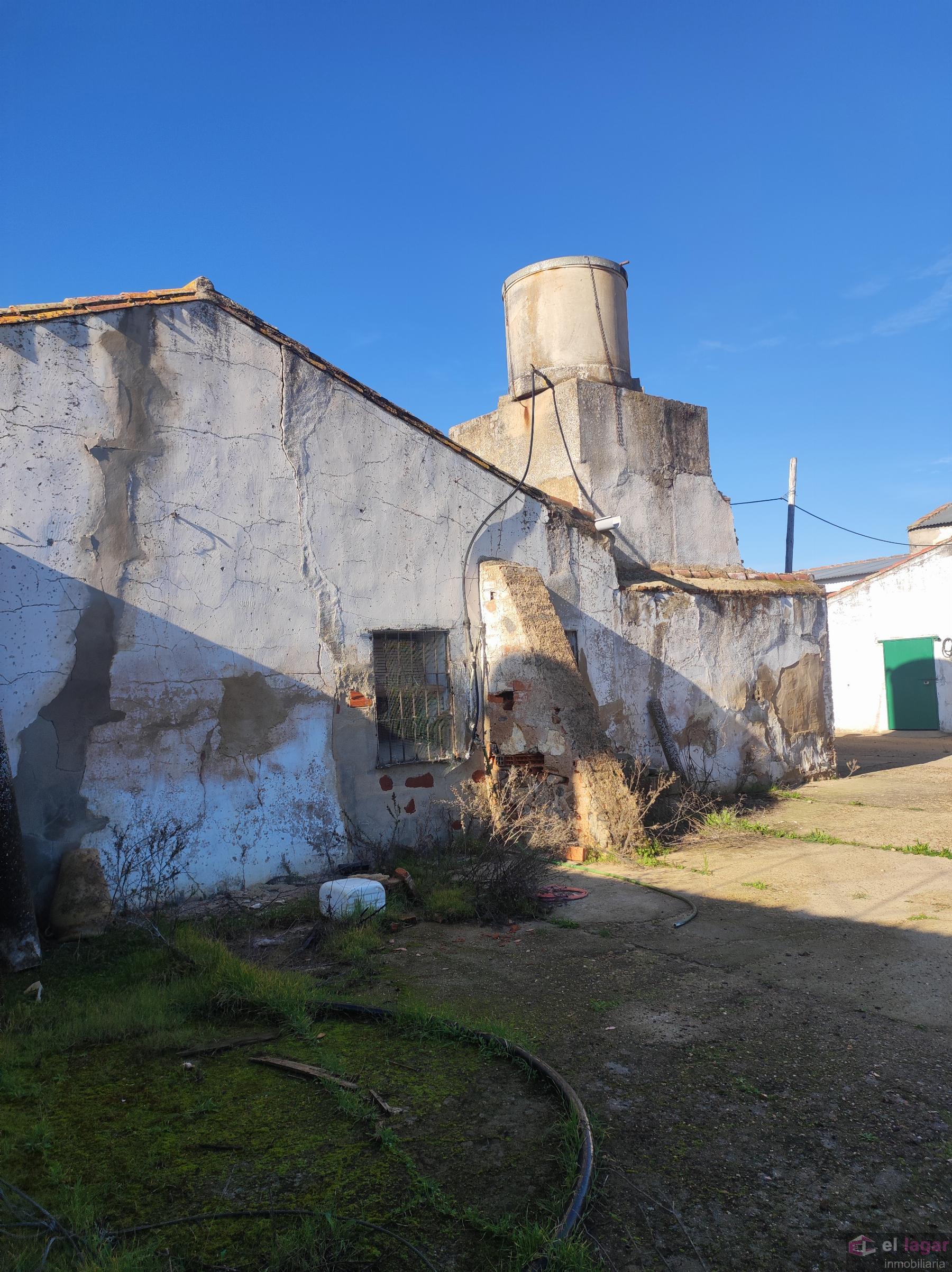For sale of rural property in Montijo