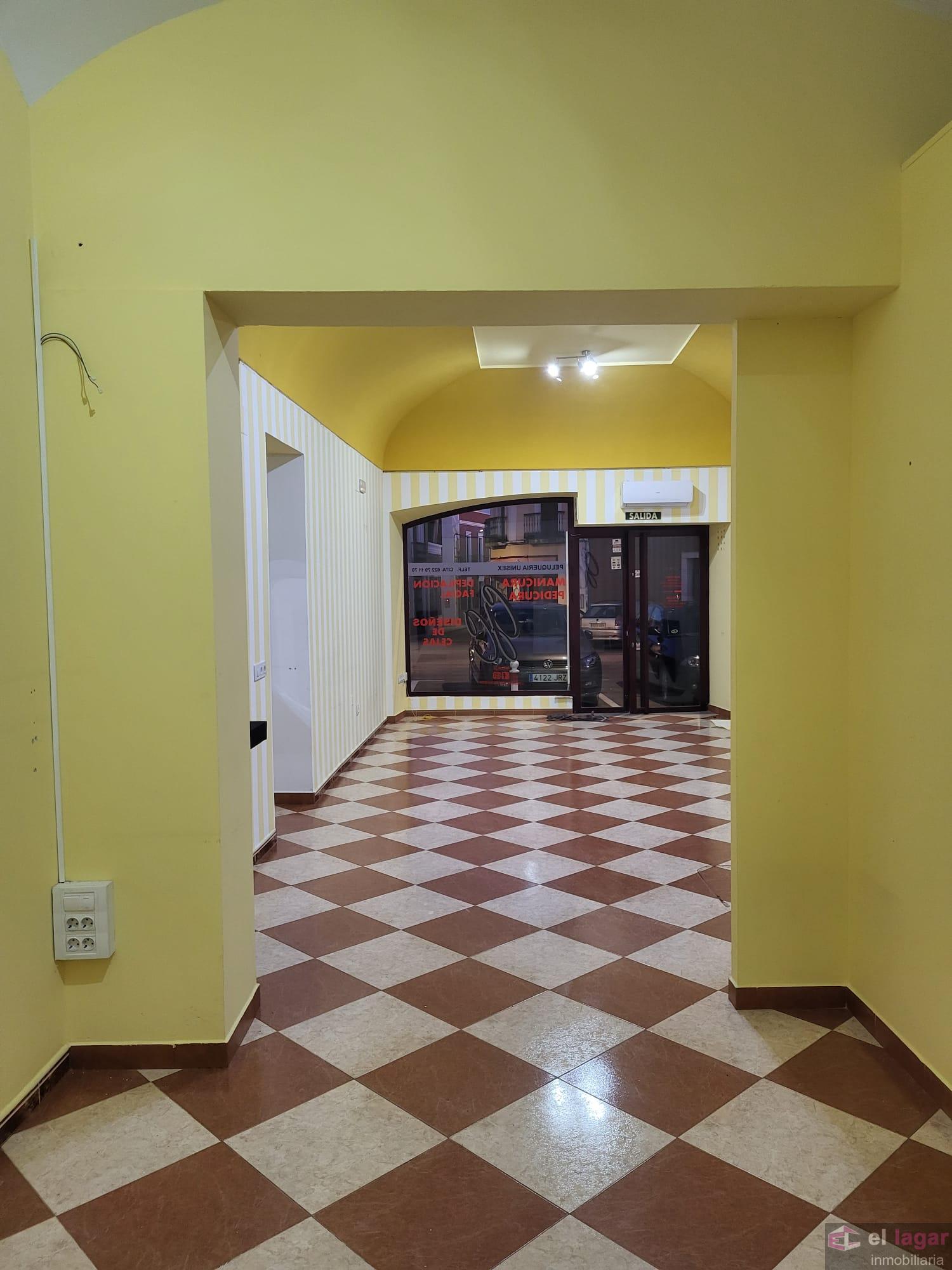 For rent of commercial in Montijo