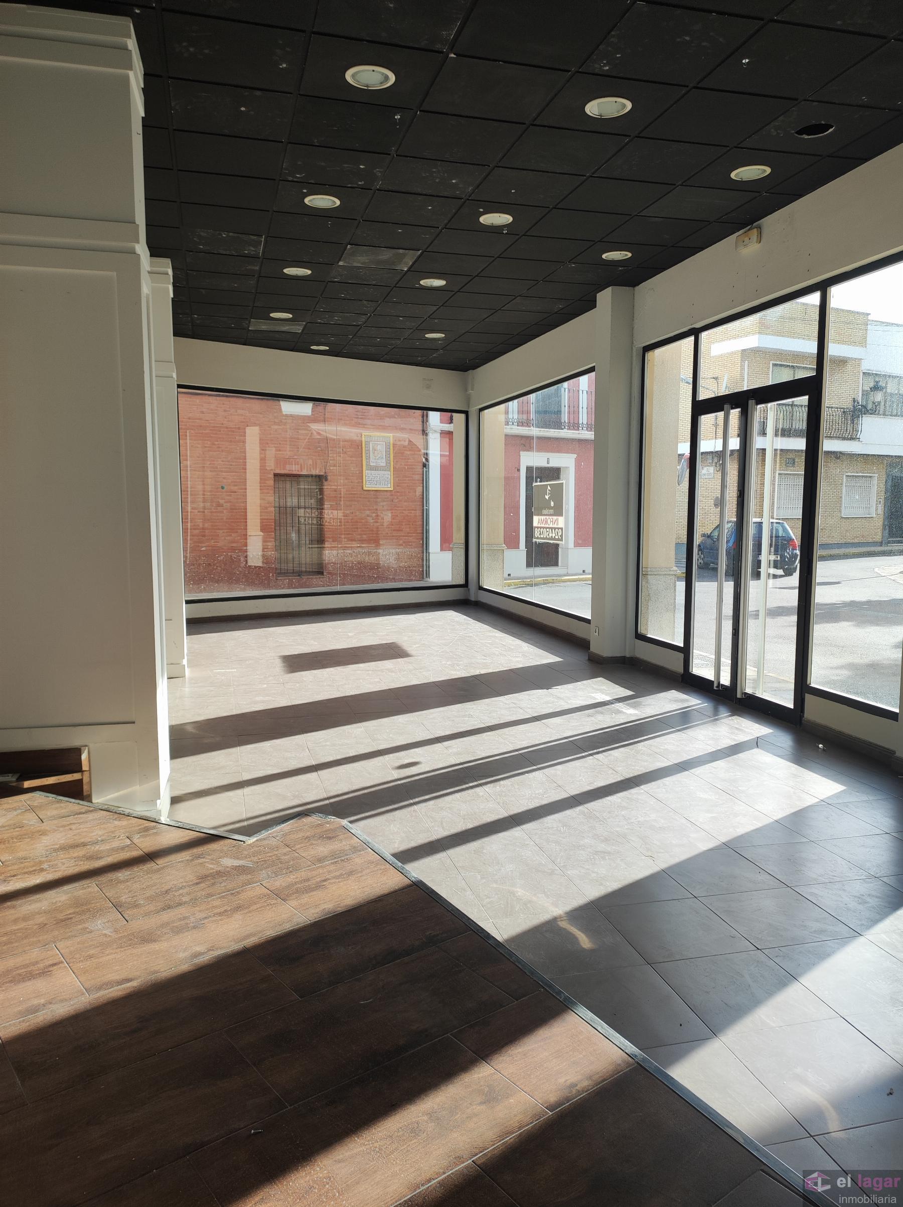 For rent of commercial in Montijo