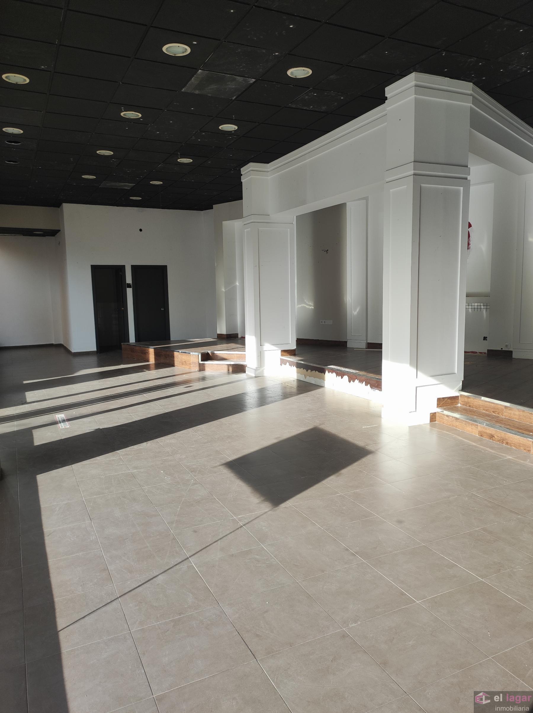 For rent of commercial in Montijo