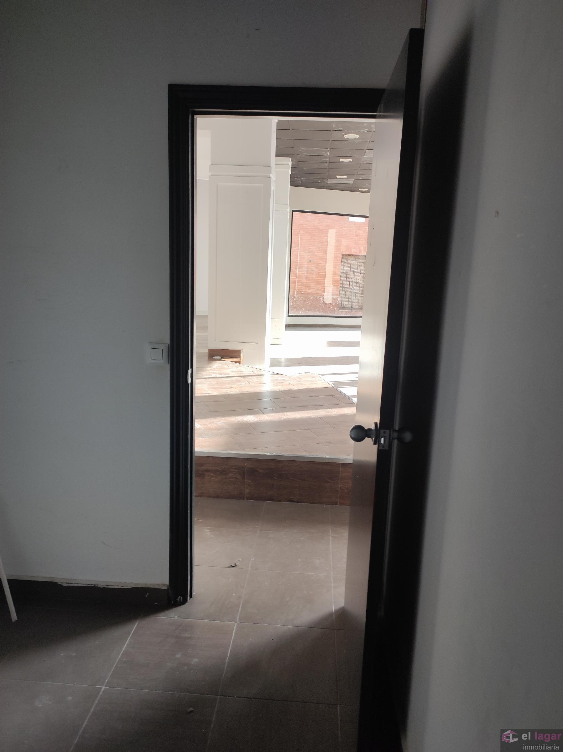 For rent of commercial in Montijo