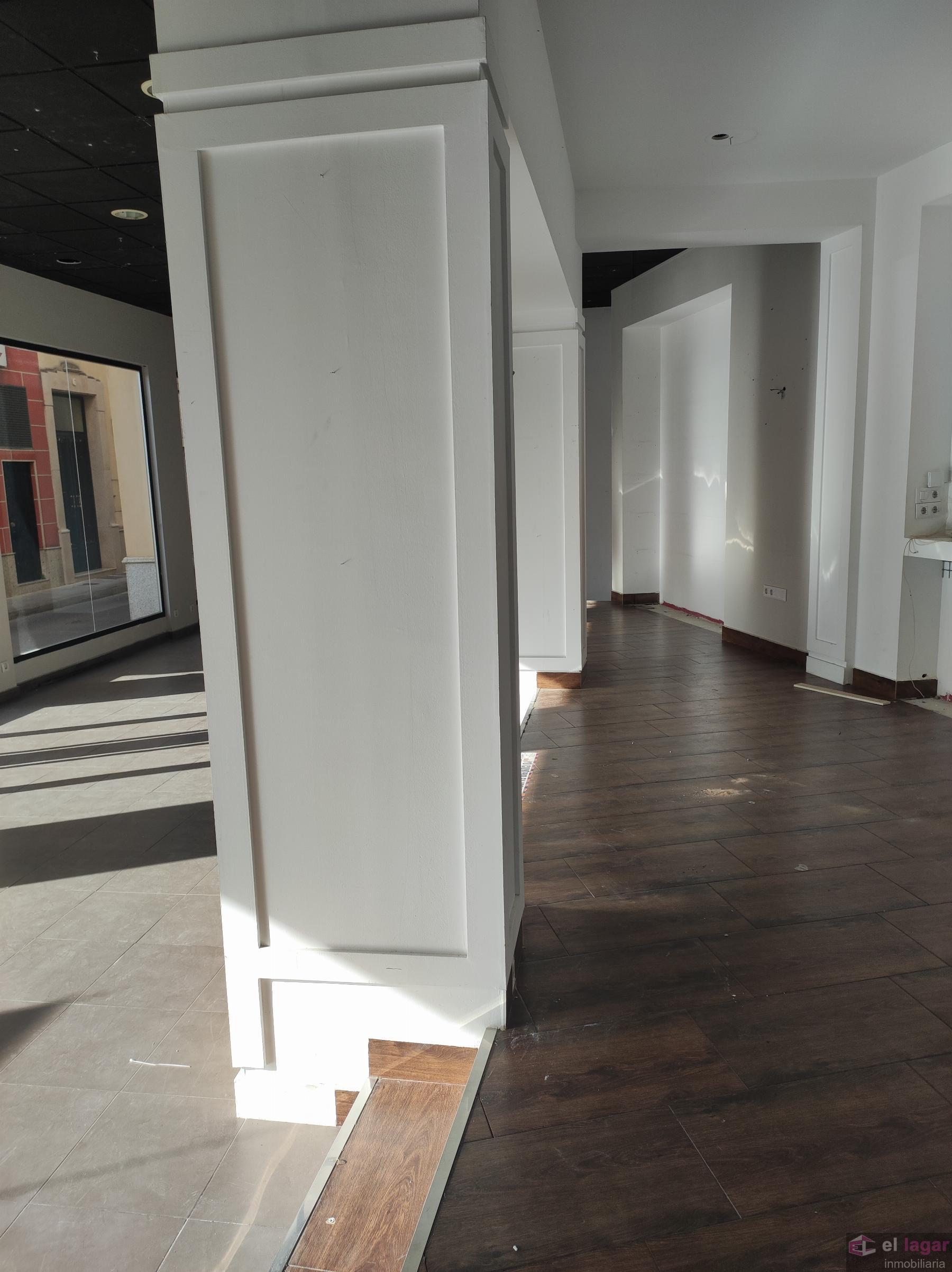 For rent of commercial in Montijo