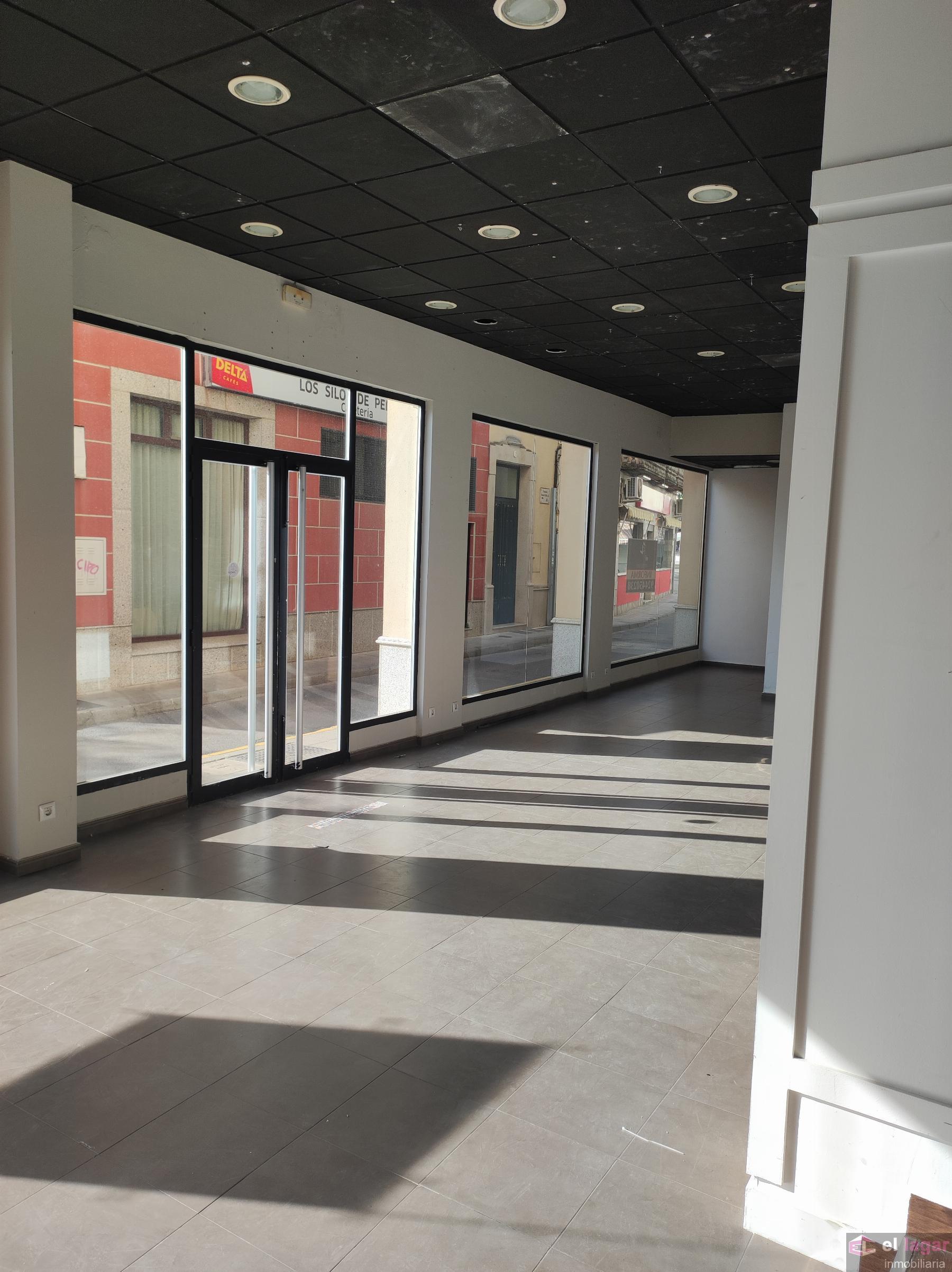 For rent of commercial in Montijo