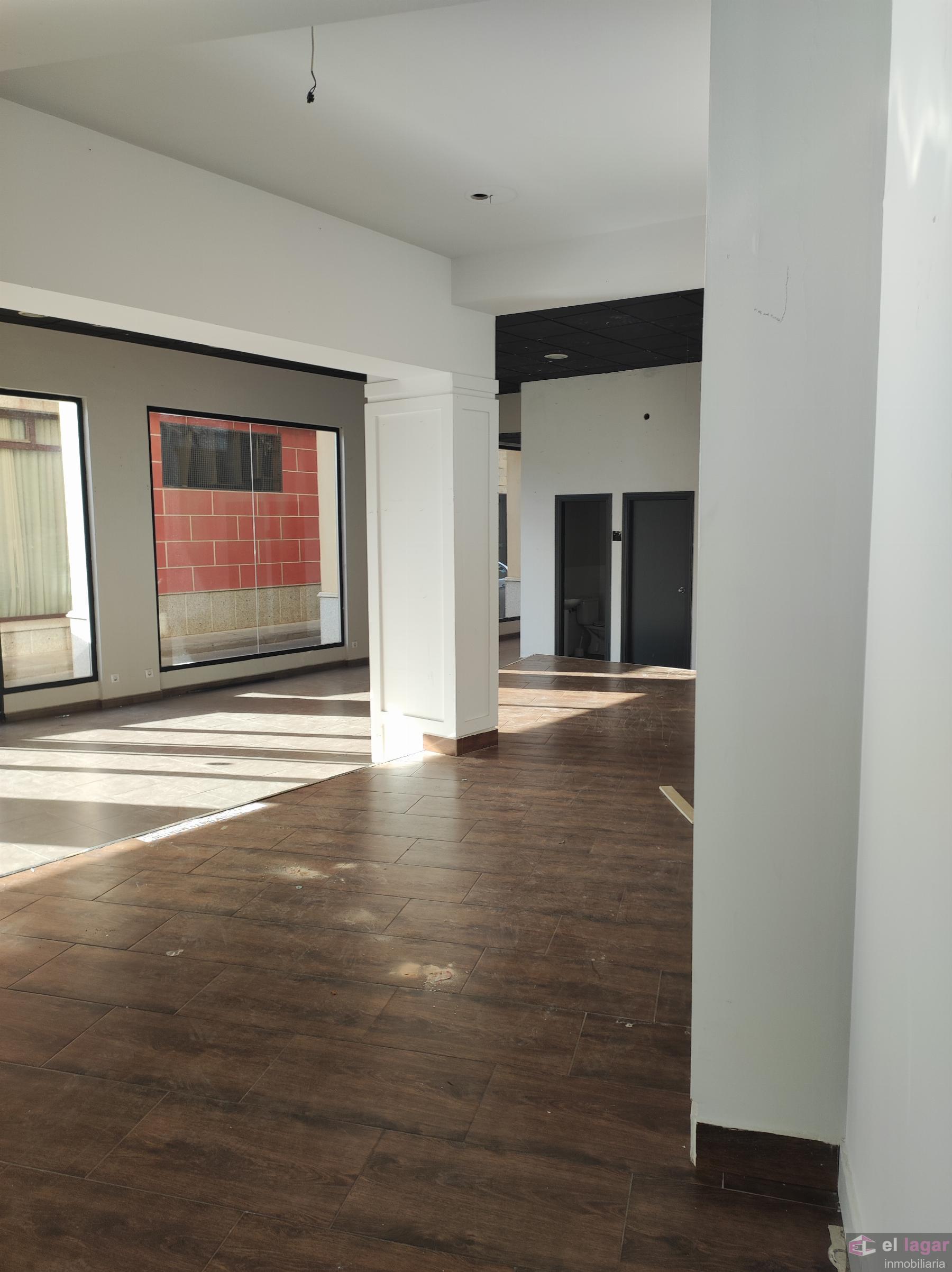 For rent of commercial in Montijo