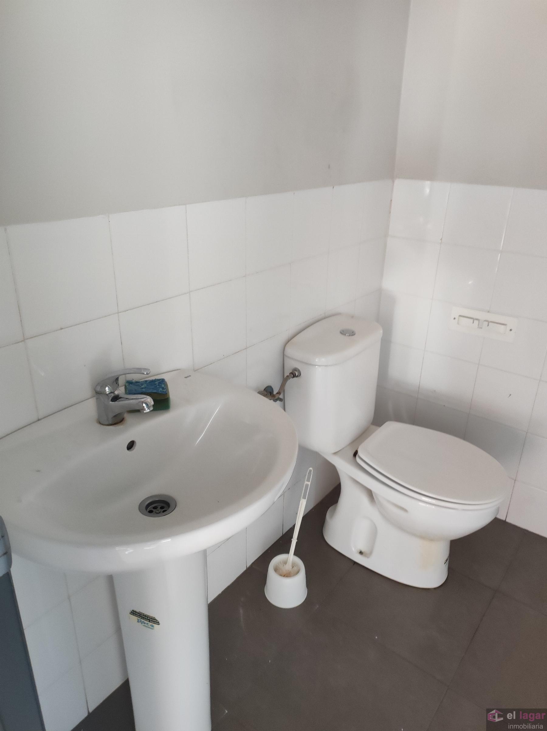 For rent of commercial in Montijo