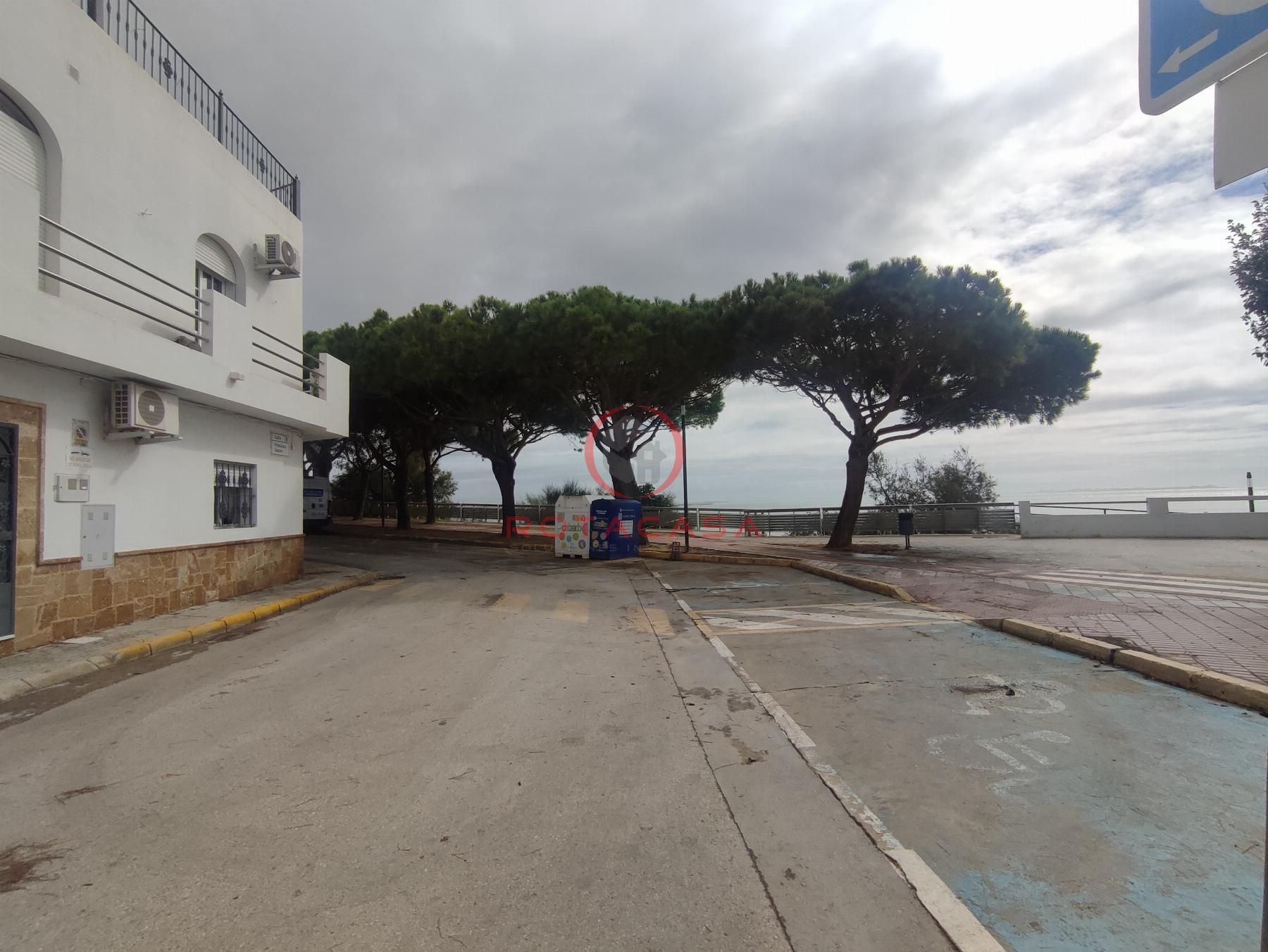 For rent of commercial in Rota