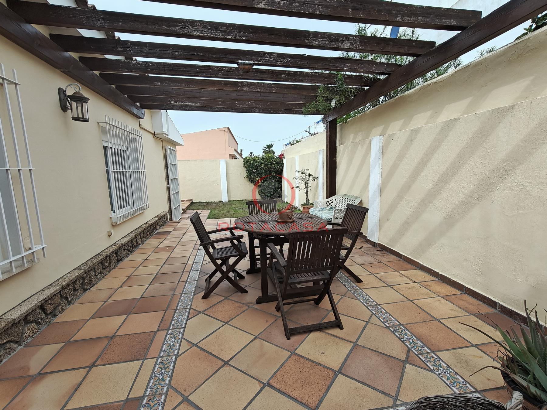 For sale of chalet in Rota
