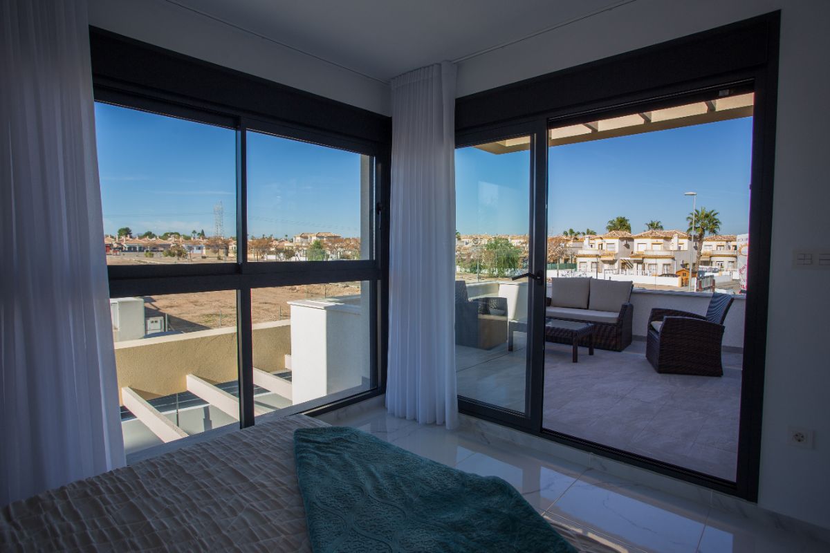 Venta de villa en Los Montesinos