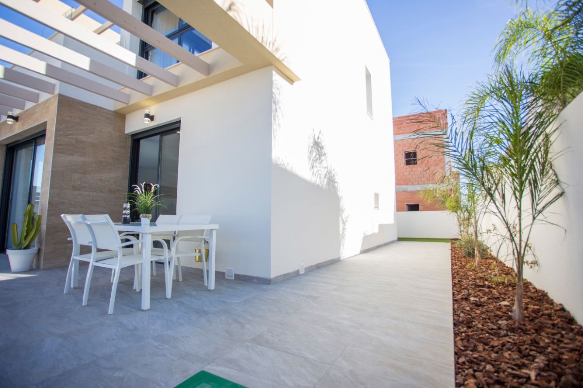 Venta de villa en Los Montesinos