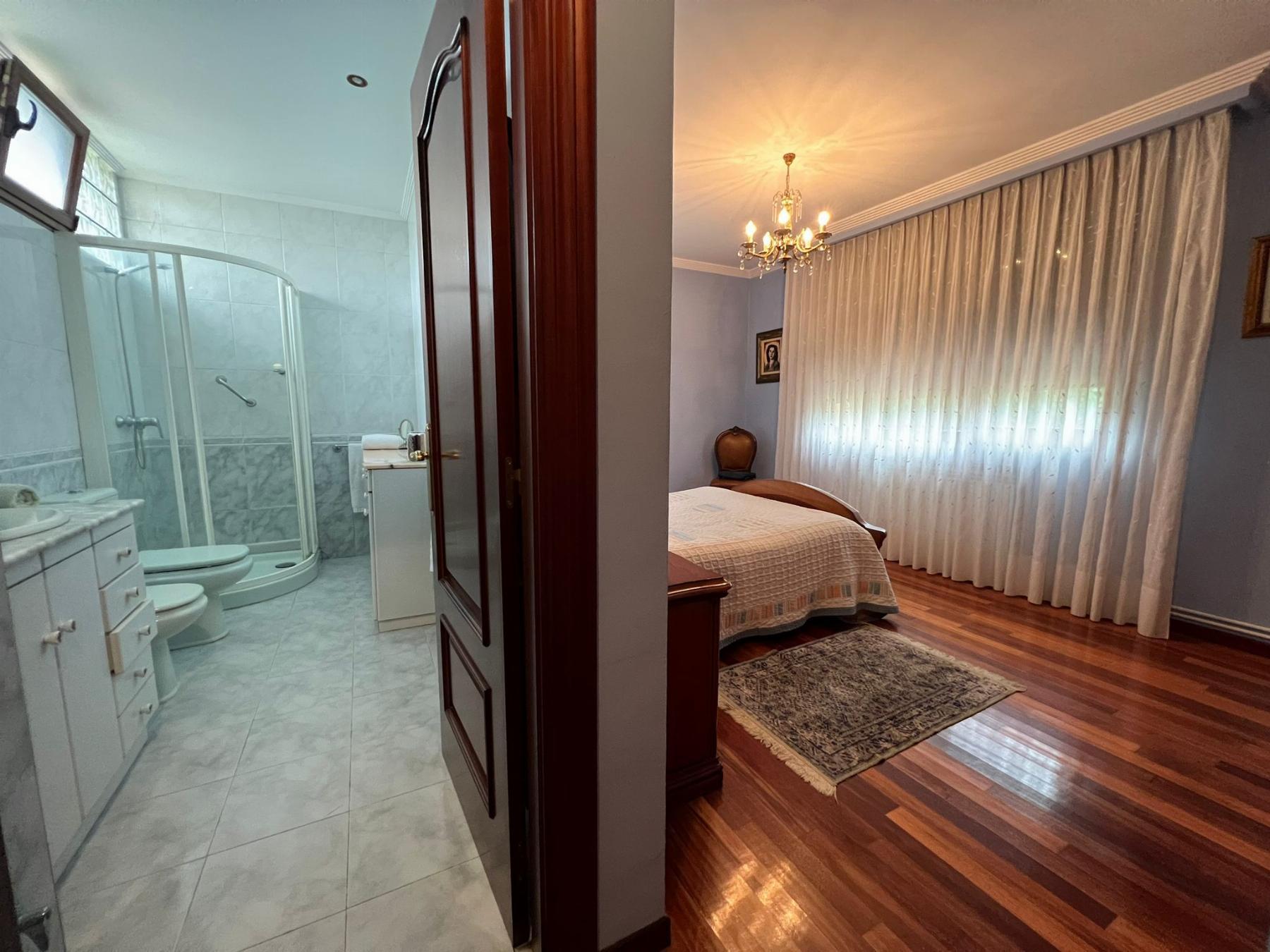 For sale of chalet in Gijón