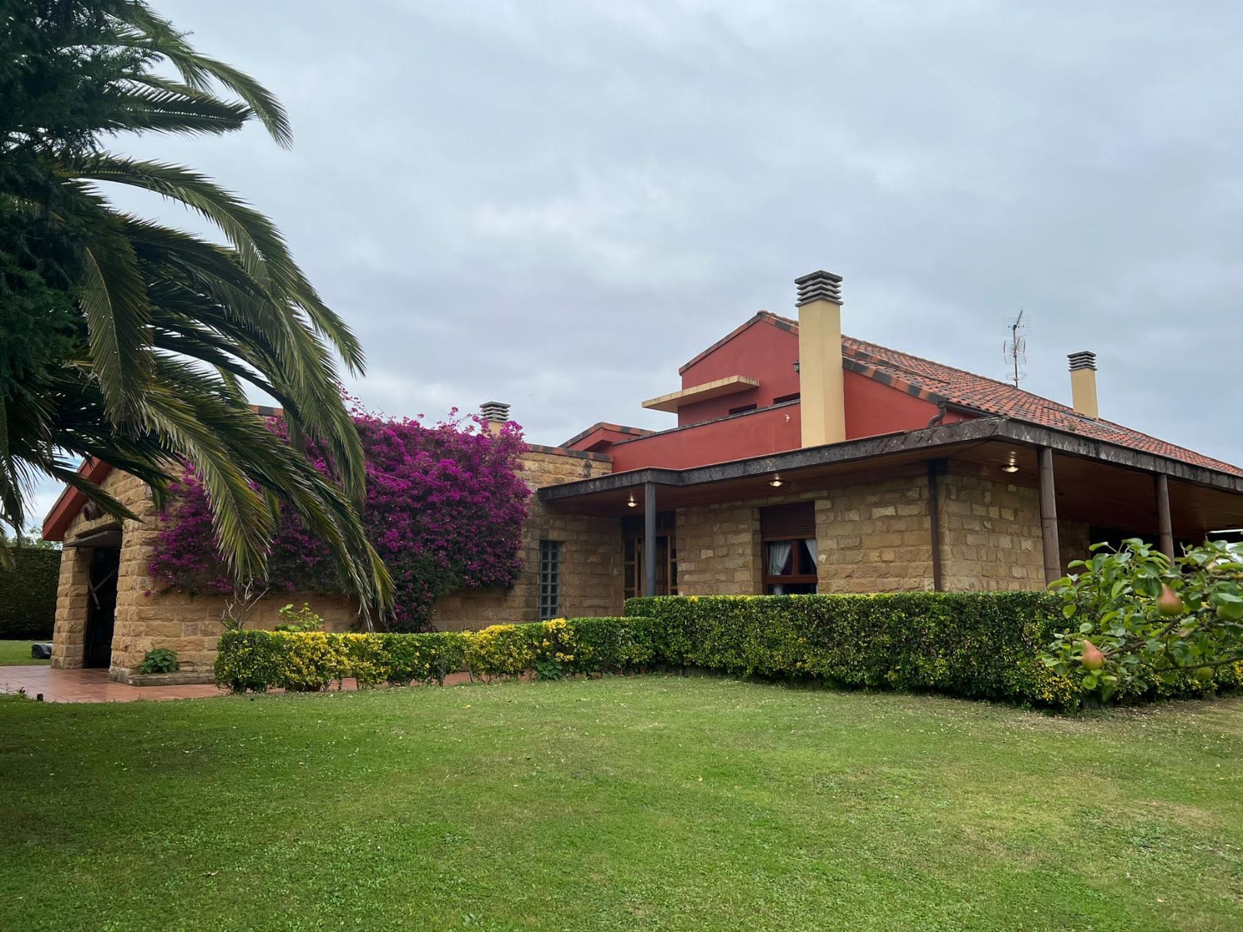 For sale of chalet in Gijón