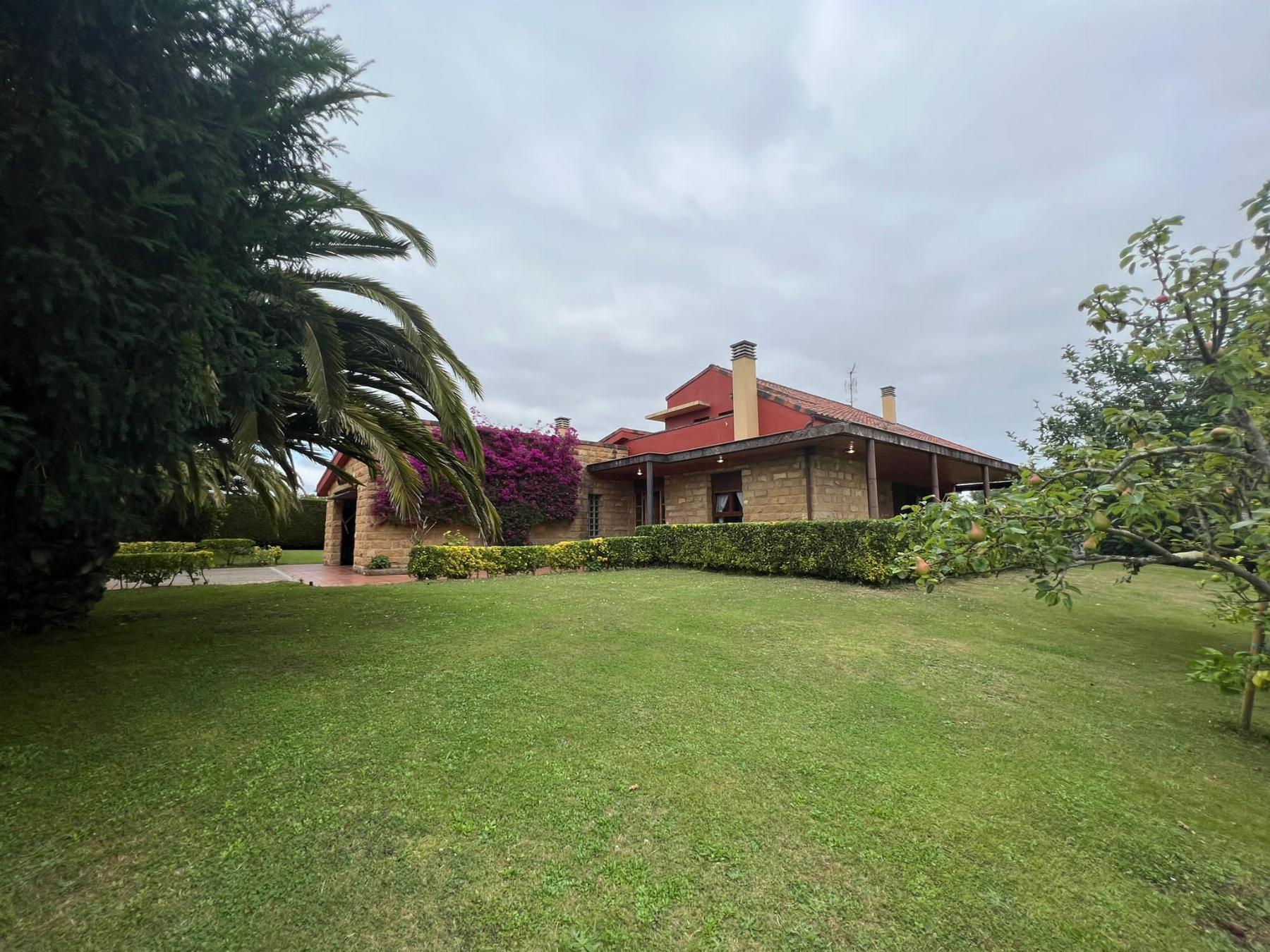 For sale of chalet in Gijón