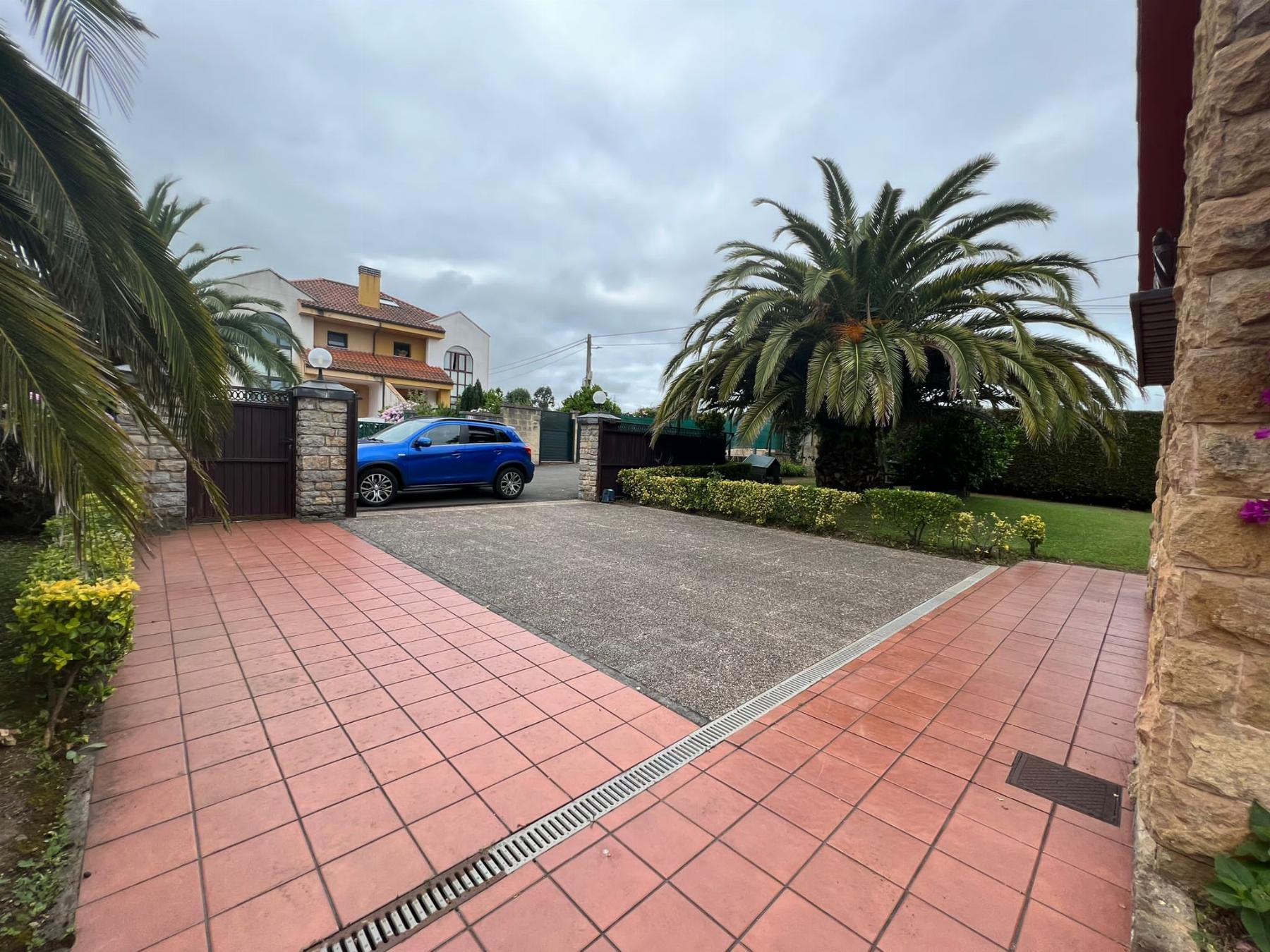 For sale of chalet in Gijón