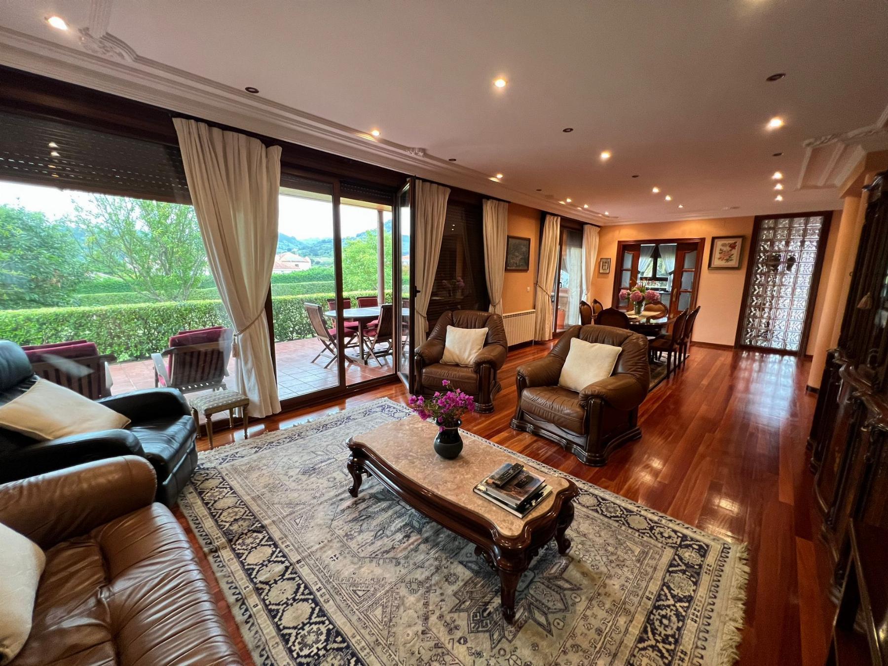 For sale of chalet in Gijón