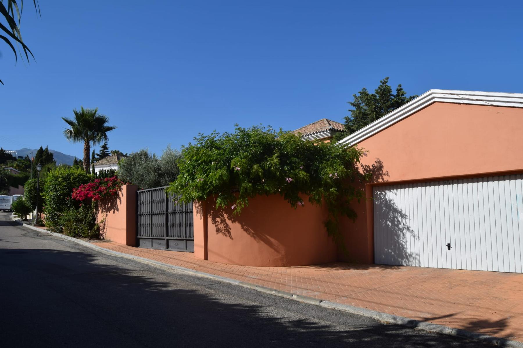 For sale of villa in Estepona