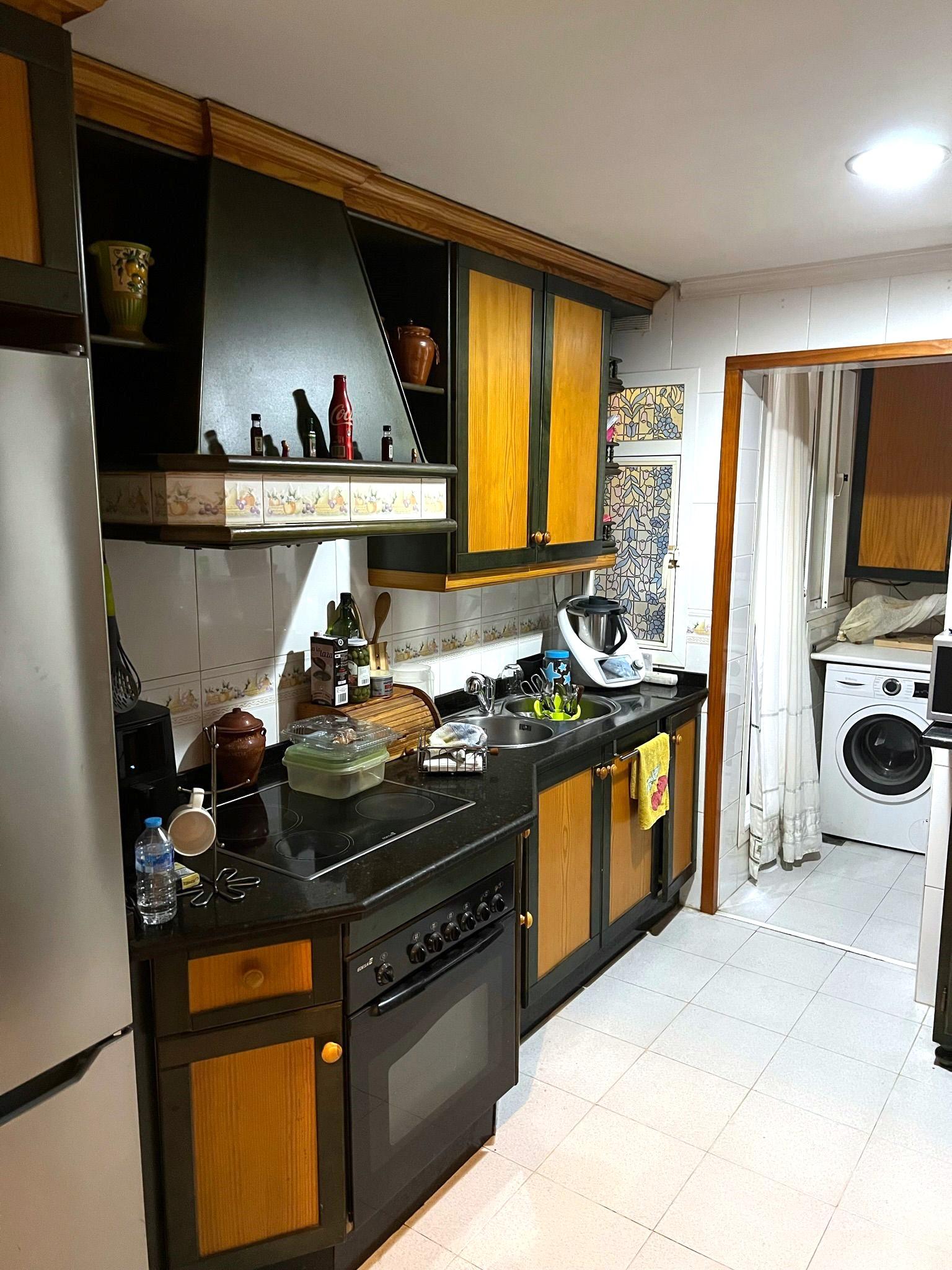 Myynti
 from
 huoneisto
 sisään

 Estepona