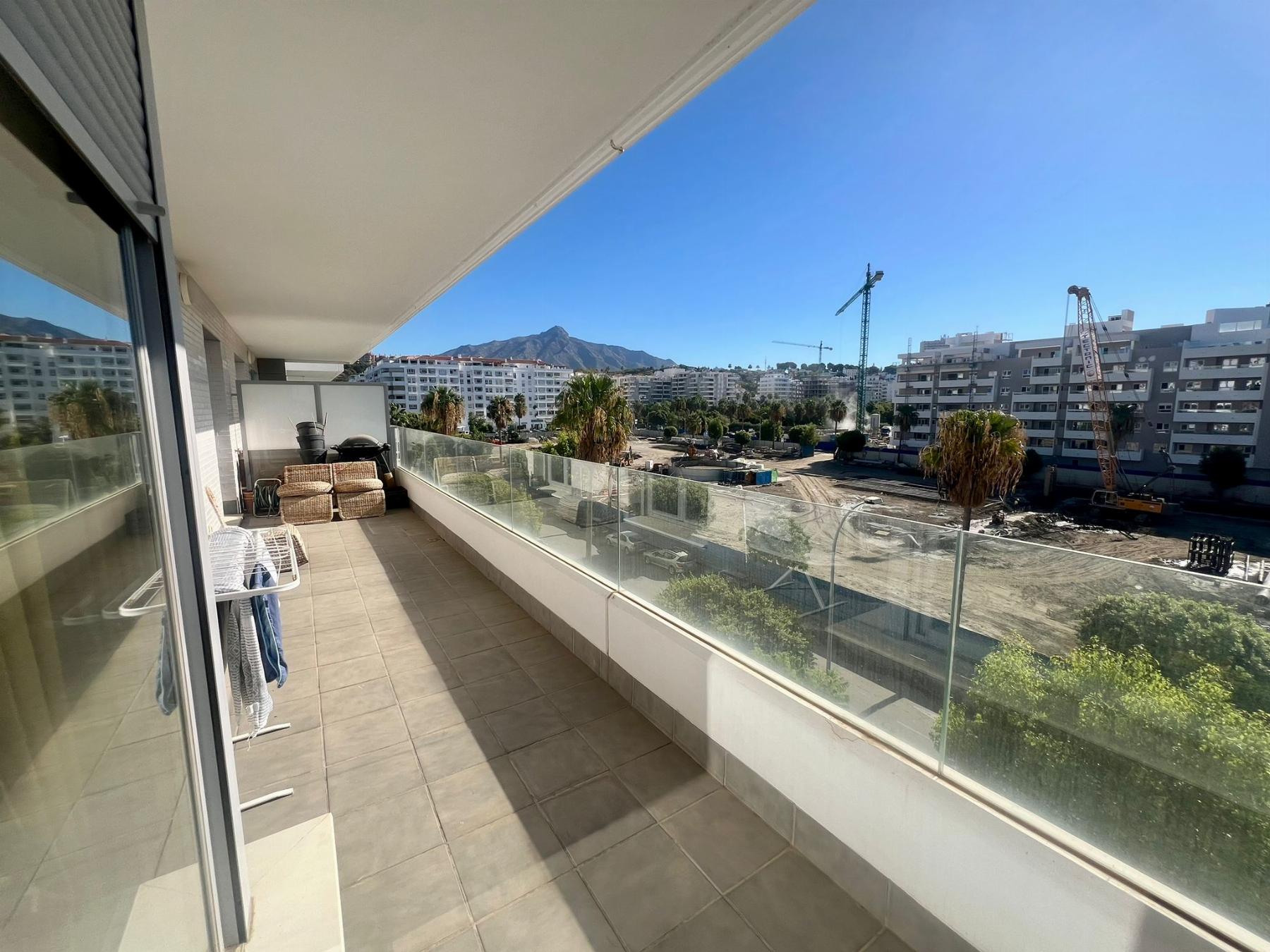 For sale of flat in Nueva Andalucía