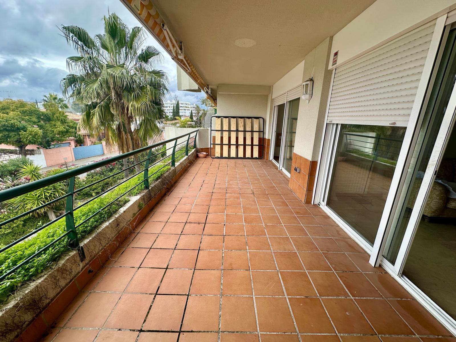 For sale of flat in San Pedro de Alcántara