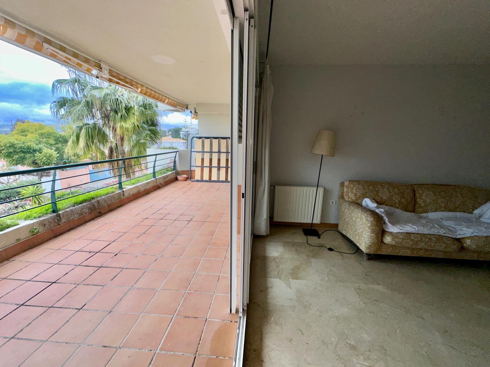For sale of flat in San Pedro de Alcántara